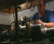Die Lager der 150 Jahre alten Maschine müssen nach jeder Fahrt geölt werden