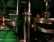 Die Zylinder der Dampfmaschine sind beweglich gelagert