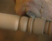 Fast wie von selbst scheint sich das Holz unter der Hand des Meisters zu formen