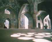 Unter den Kuppeln der Königsmoschee ist es angenehm kühl