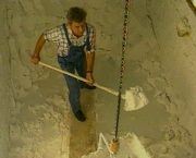Je länger der Kalk in der Grube lagert, desto besser sind seine Eigenschaften