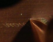 Mit dem Grabstichel arbeitet Eberhard Schön die Schrift spiegelverkehrt aus der Kupferplatte