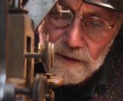 Rudolf Rieß an der sog. Tonschneidemaschiene