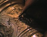 Sorgf�ltig entfernt der Meister die Grate